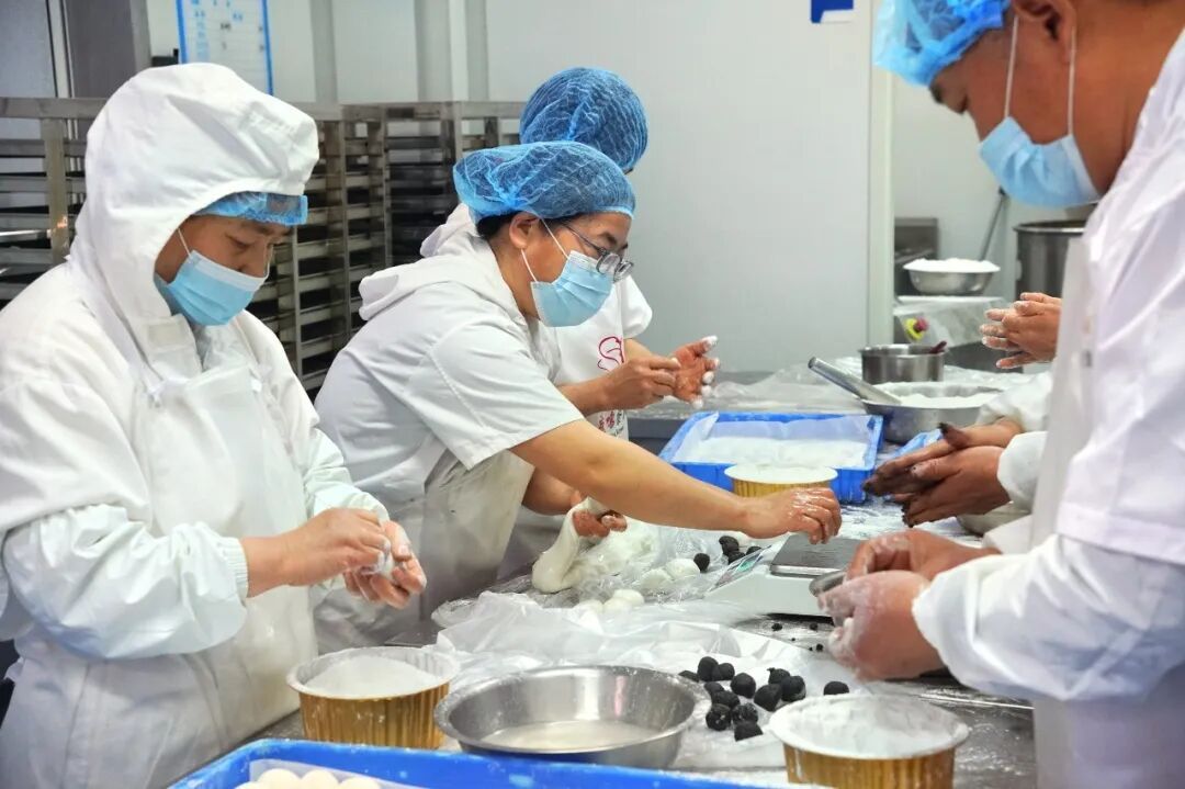每天“手搓”7000只湯圓！松江這家企業(yè)元宵節(jié)前“馬力全開”